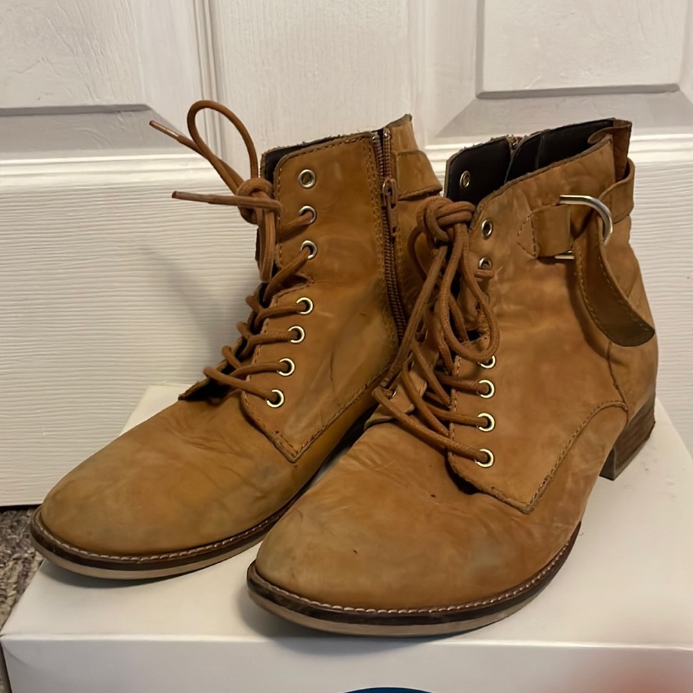 Light brown ankle lace-up boots
